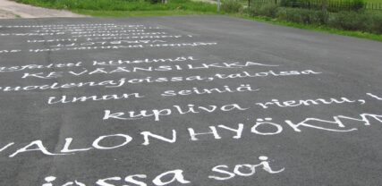 En dikt på parkeringsområdets asfalt.
