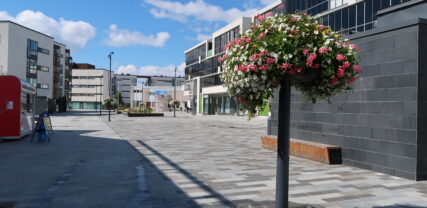 Ampel med sommarblommor på Thurmansplatsen.