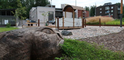 Huvudet till en jättelik sjöorm på gräsmattan i parken.