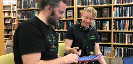 bibliotekspersonal tittar på ipad