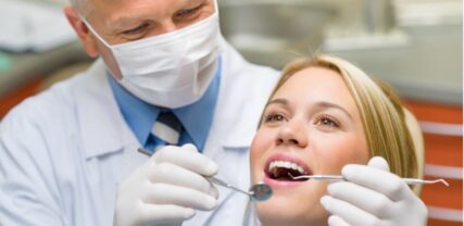 Hammaslääkäri tutkii potilaan hampaita
