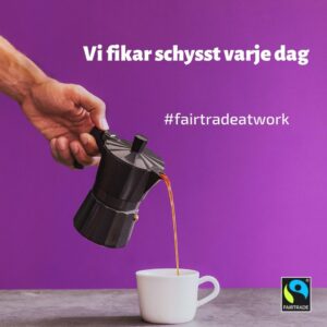 På bilden hälls kaffe i en kopp och texten "Vi fikar schysst varje dag" och "#fairtradeatwork".