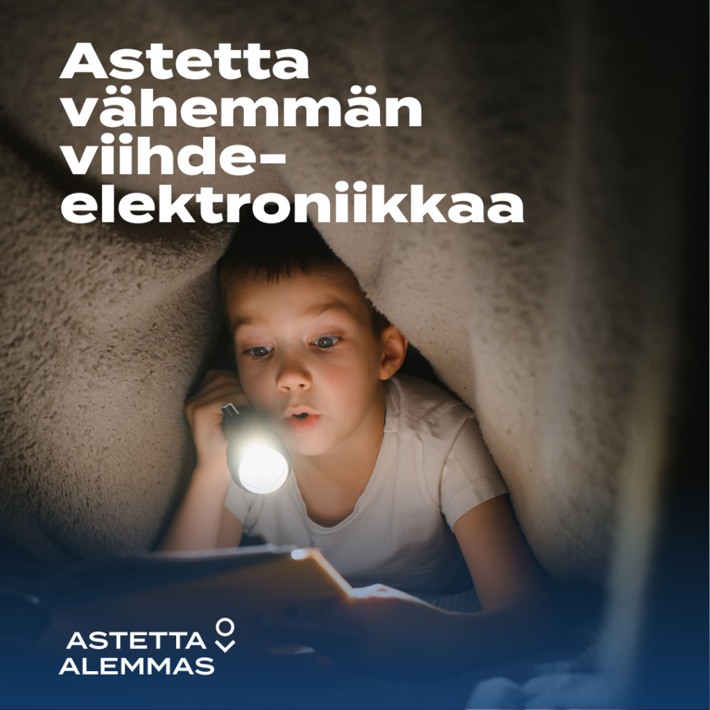 Poika peiton alla lukemassa kirjaa taskulampun valossa sekä teksti "Astetta vähemmän viihde-elektroniikkaa".