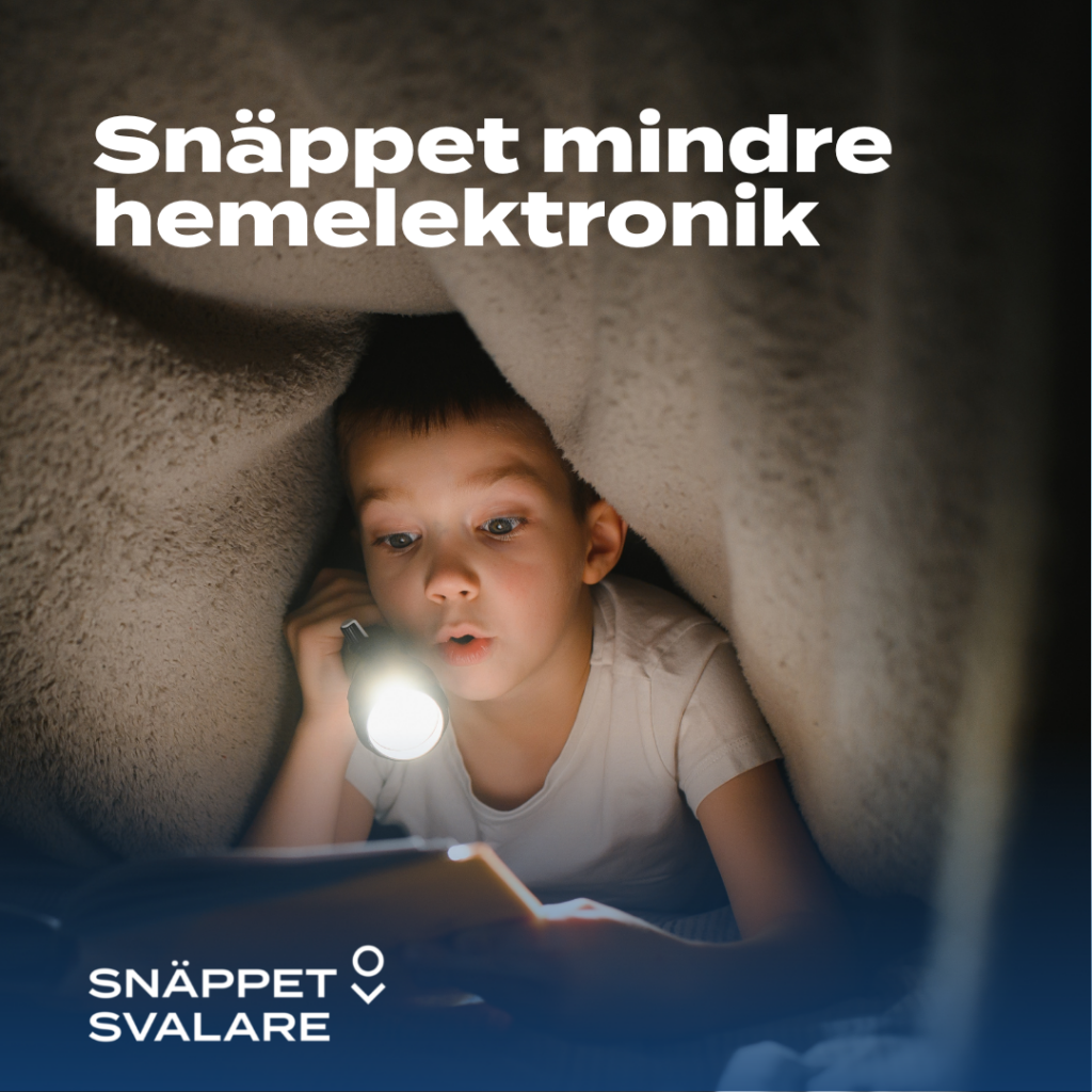 Pojke som läser en bok i ficklampans sken under täcket och texten "Snäppet mindre hemelektronik".