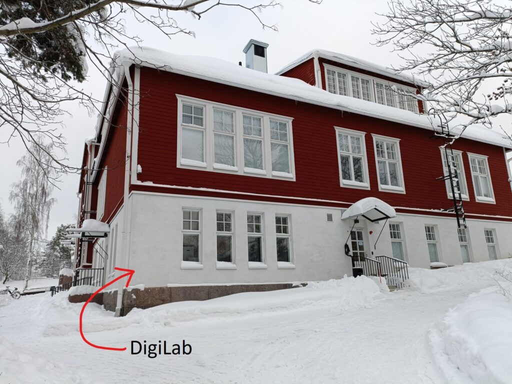 DigiLab ovi, kauniaisten nuorisotalo talvella