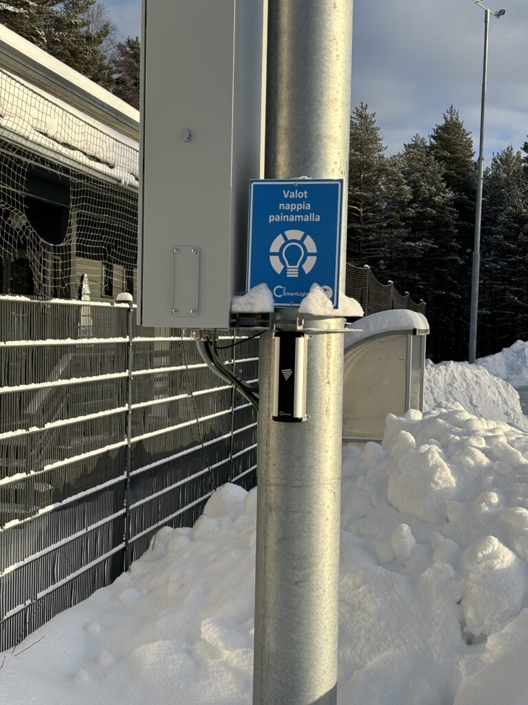 Lägg på ljuset genom att trycka på knappen. Lampa på Sahara bollplan under vintern.