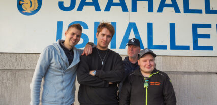Idrottsteam, framför ishallen