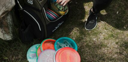 Frisbeegolf kiekkoja ja laukku