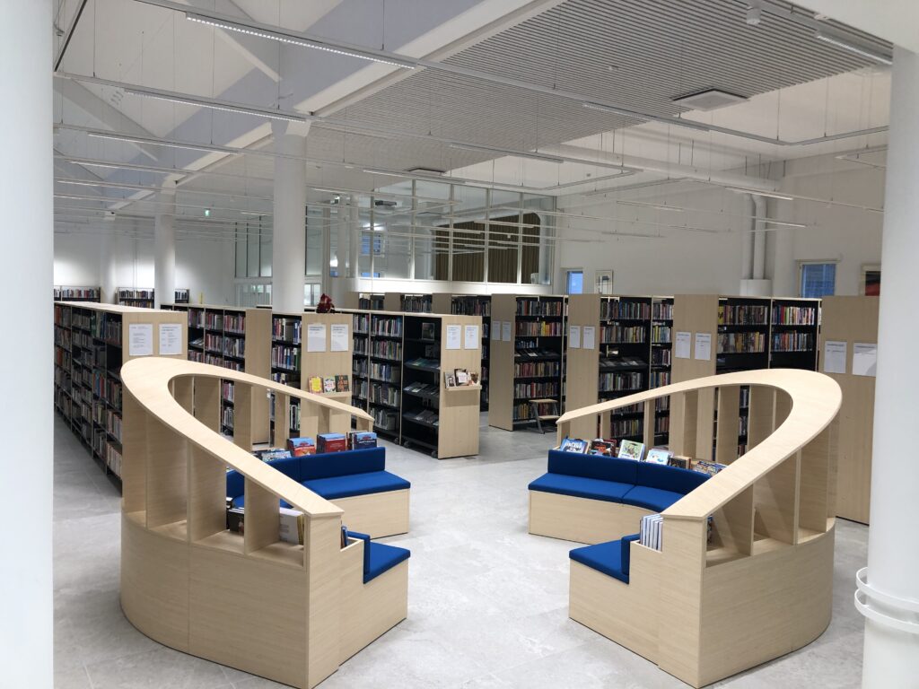 Kirjaston uusia kalusteita